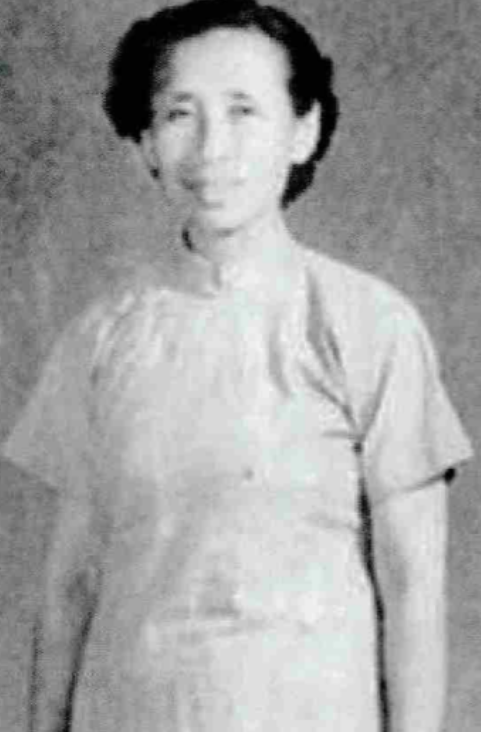 1932年，一个杂货铺老板娘白天出门倒垃圾，特务跟上去问她：“你这里面什么这么臭