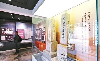 请周总理过来！“毛主席愤怒地拍了一下桌子，大声对工作人员说道。这声怒喝让会议室瞬