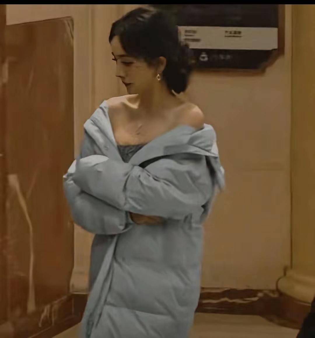 今早买韭菜时，隔壁王姨突然捅我胳膊：“快看手机！那大明星杨幂，羽绒服披得跟袈裟似