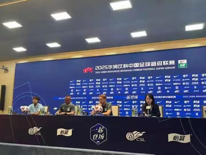 斯卢茨基：瓦科不可思议。主场对阵山东泰山的赛前发布会，提到了申花队的伤病问题以
