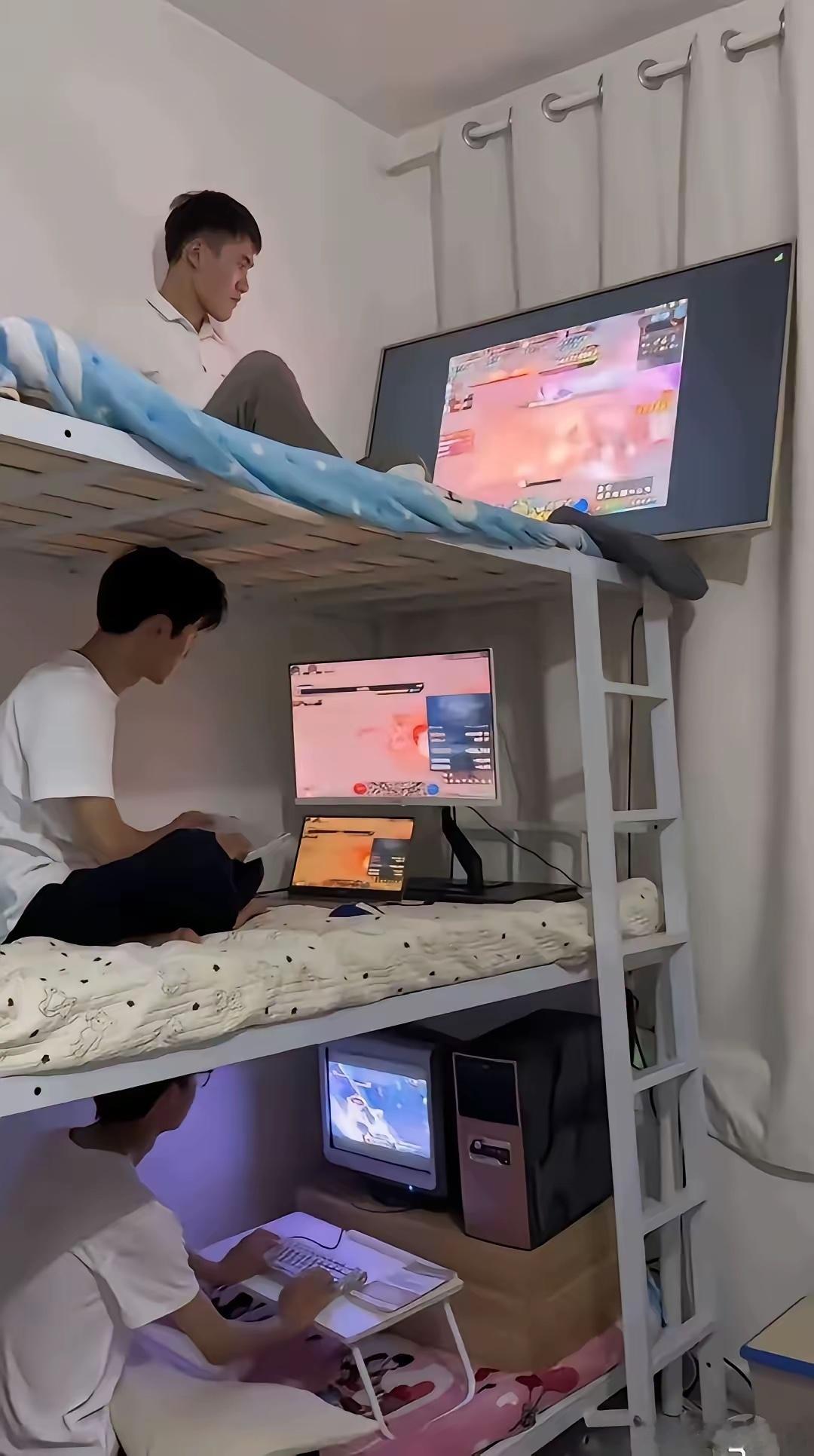 听说现在上大学就是这样！真的有必要买电脑和平板还有手机吗？