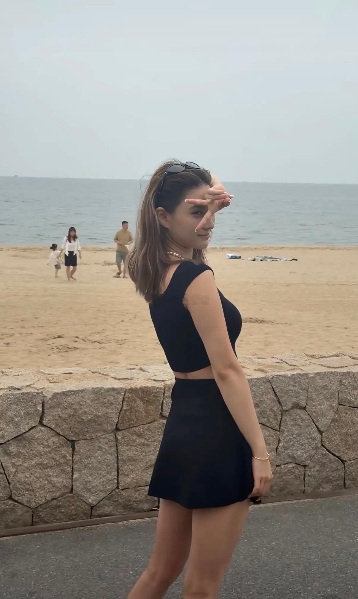 阿那亚偶遇赌王最美女儿何超莲，本人也是很接地气了，没有一点架子，拍照和普通人一样