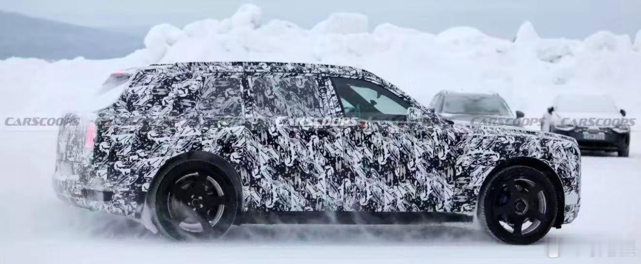 劳斯莱斯库里南III路试谍照引发关注，外观与动力均有重大升级。外观上，C/D柱