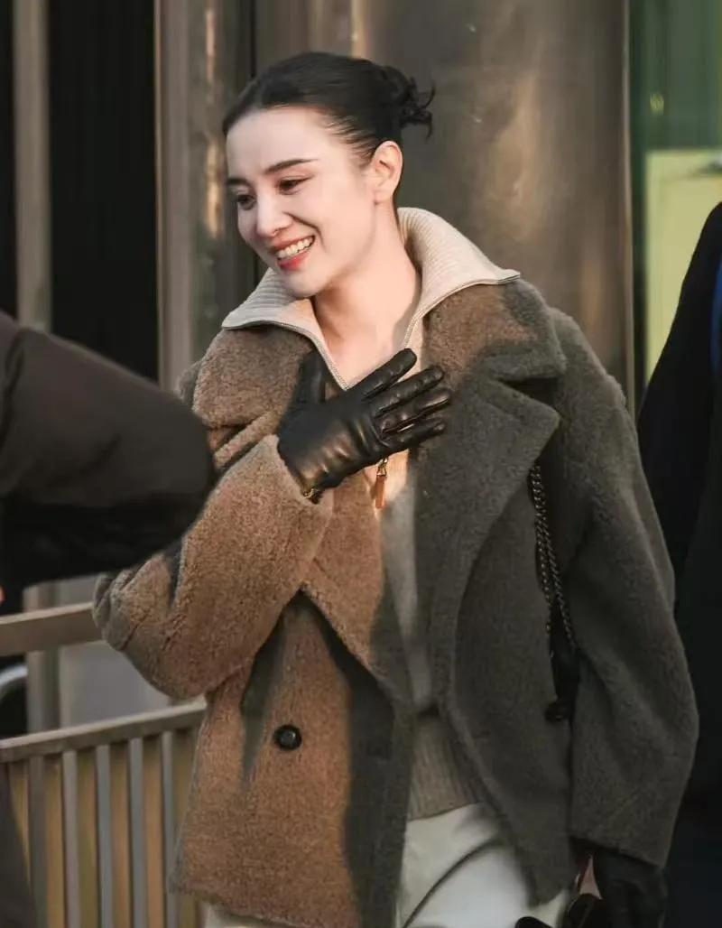 被44岁宋佳的冬日穿搭美到了！羊羔毛+阔腿裤，这松弛感太绝了谁懂啊！宋佳最