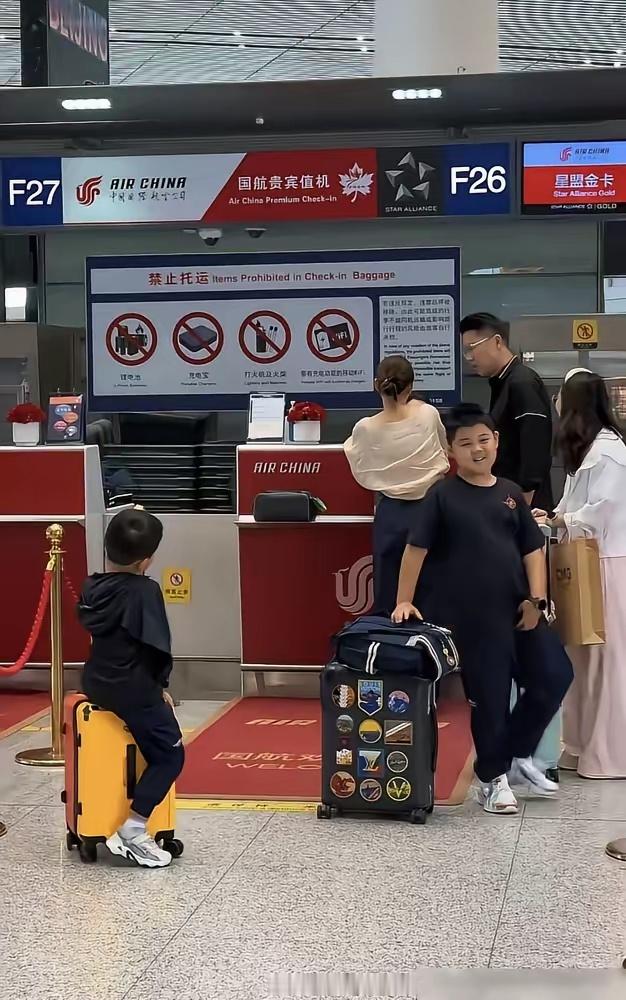 王雷机场管不住儿子，扭头就向老婆李小萌告状，这画面真把人看笑了。