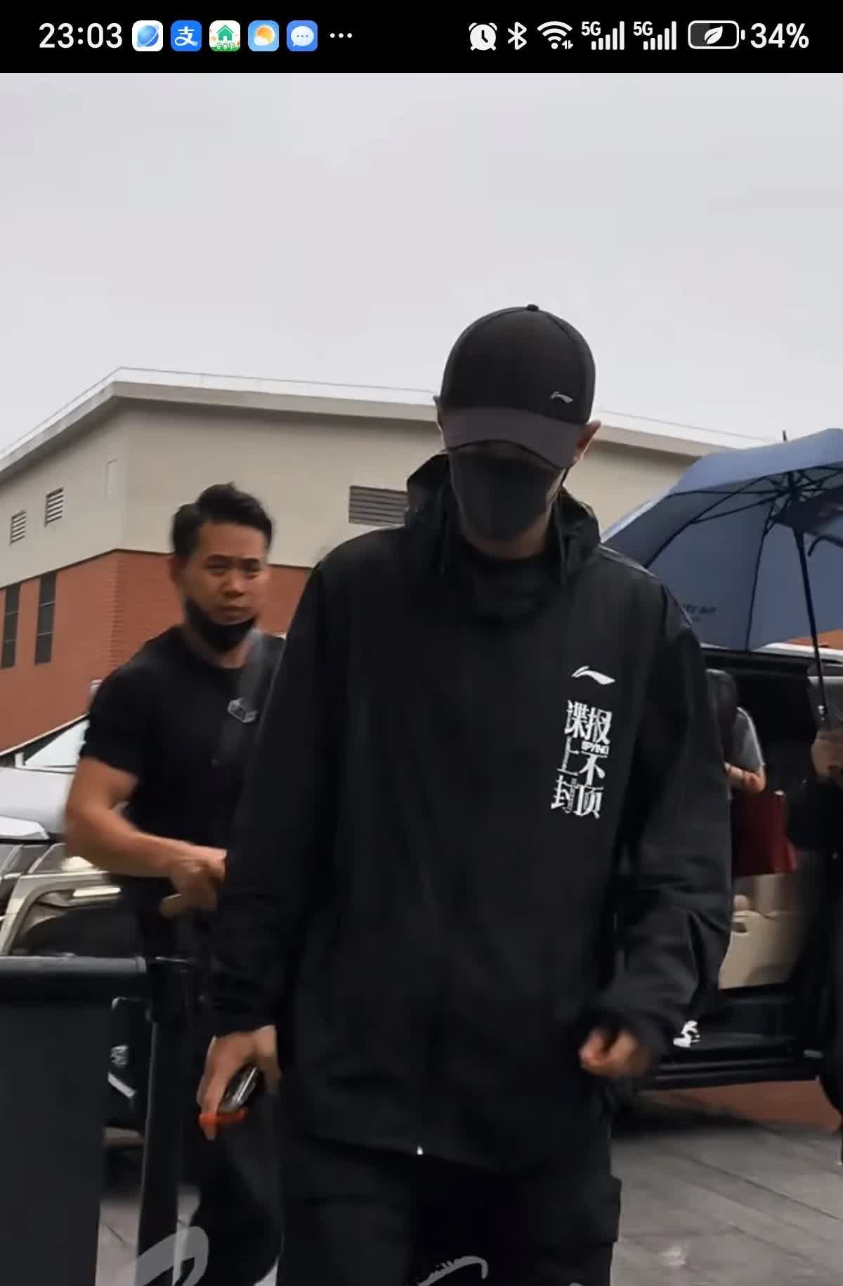 现在肖战忙着“谍战不封顶”的拍摄，这是昨天晚上下班的照片，好高好帅啊，尽管没露脸