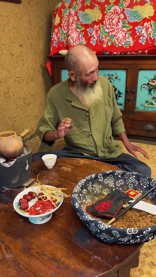 吉林一位老爷爷向大家展示了一颗他珍藏多年的极品野山参！像他这种品相的野山参，现