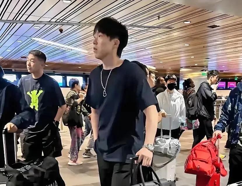 总感觉王楚钦不太对劲，这哥们儿的神奇操作确实让人看得眼花缭乱。球场上跟谁搭档都