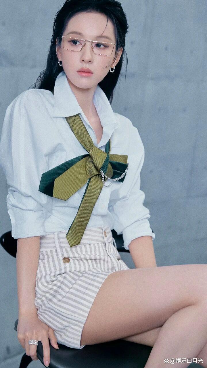 当白衬衫撞上墨绿领结，陈都灵将简约与精致揉进清水出芙蓉的诗意，举手投足间尽显“美
