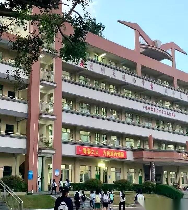 我跟你说，当老师最丢人的事儿，根本不是那堂没讲好的公开课。真的。职称没评上？