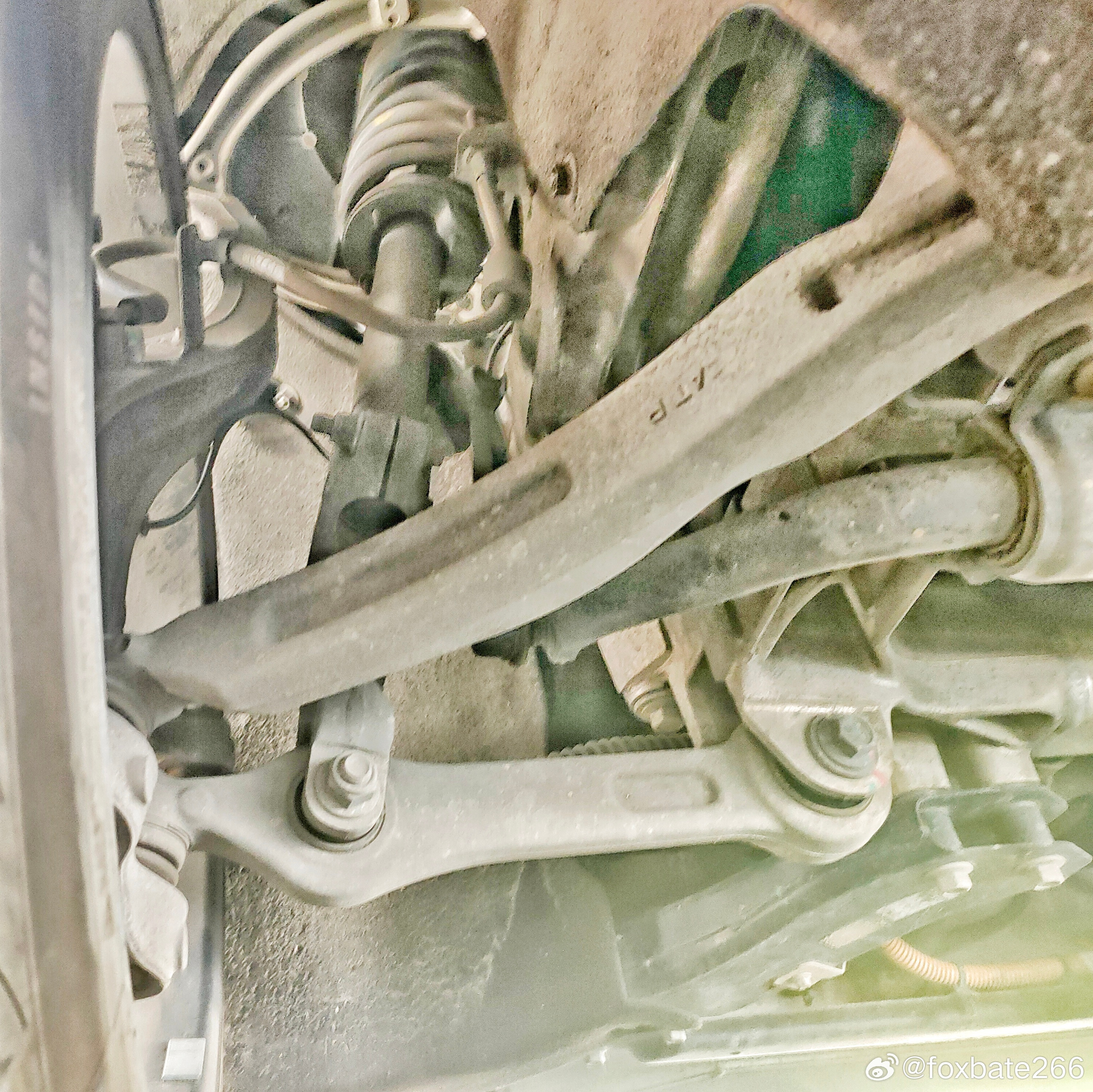 零跑C11增程版。。。前置前卡钳，前置斜连杆。。。