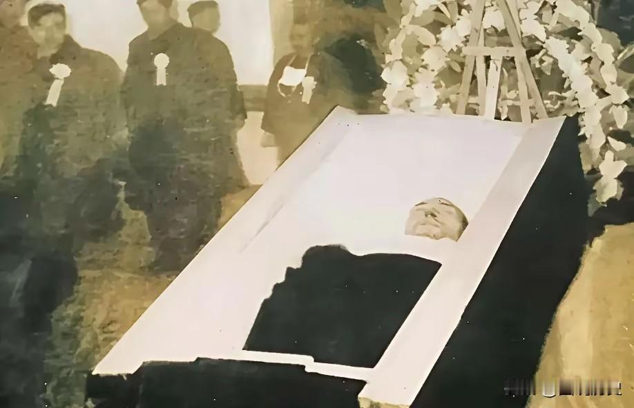 这是一张让无数国人为之泪目的老照片1958年2月23日，在杨靖宇将军殉国的第