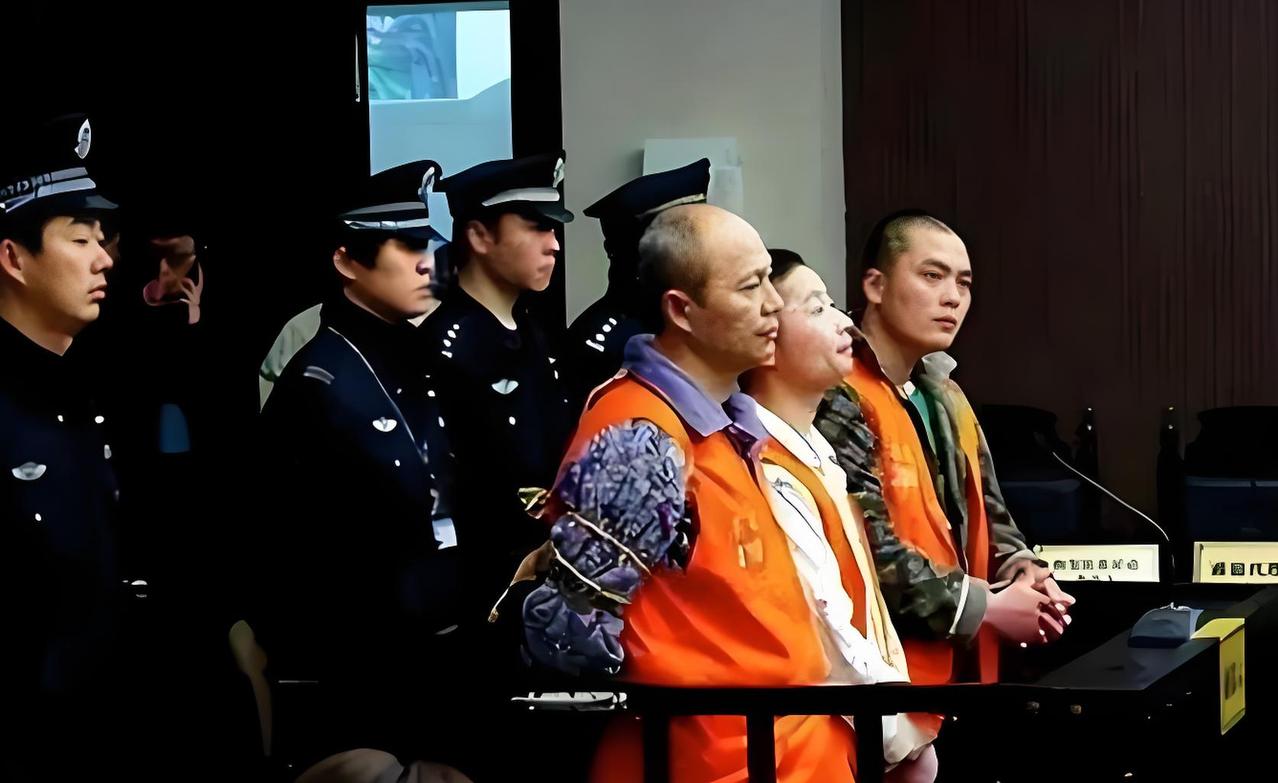 2010年，浙江温州一漂亮女警，被三名歹徒抢劫之后被追赶轮番凌辱，之后更是准备挖