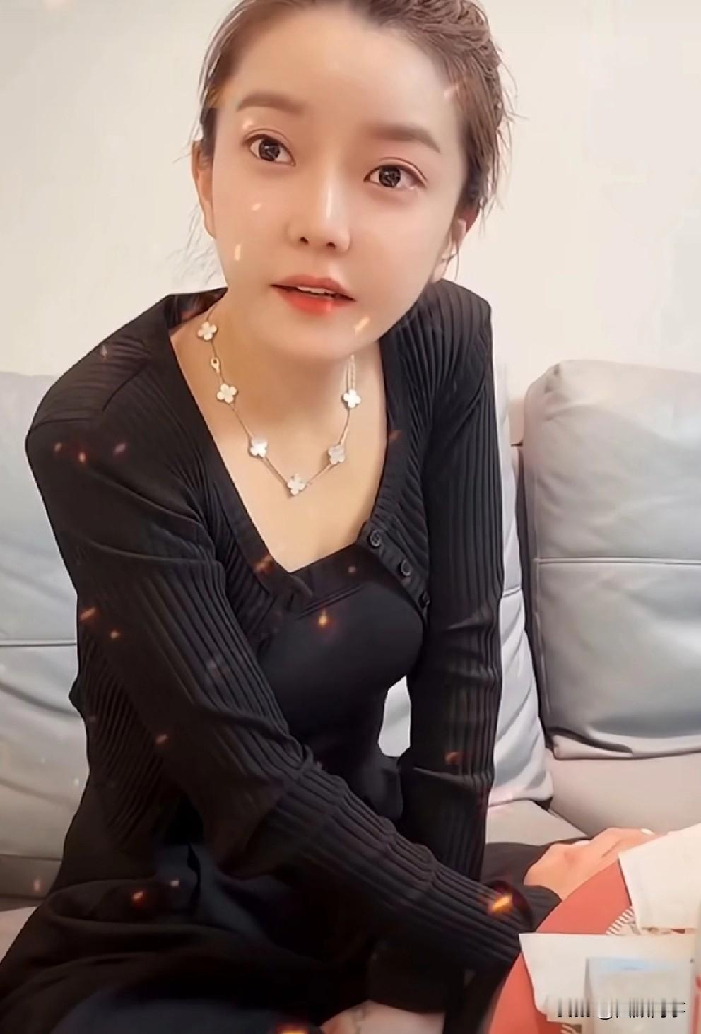九天分析崔阿扎直播时，收得有几个亿的礼物，还不算各种奢侈品！九