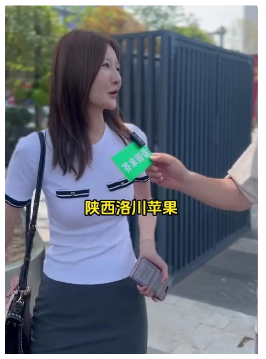 博主在街头采访一位美女，“如果给你八千块钱的话，你是选择华为还是苹果？”美女