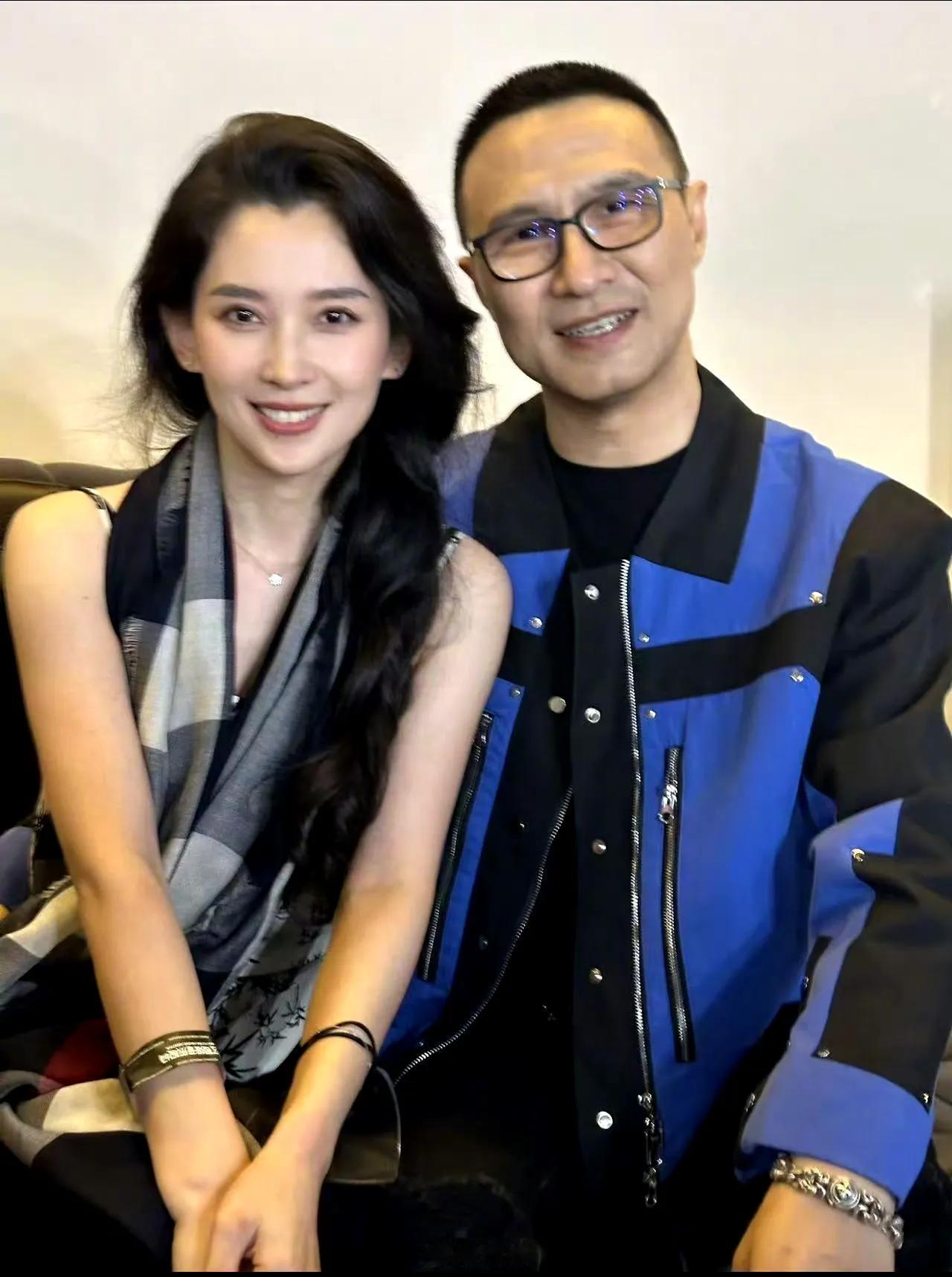 汪峰深夜发与森林北合照辟谣与宁静绯闻，称：“我俩好着呢！”。汪峰因在综艺里对