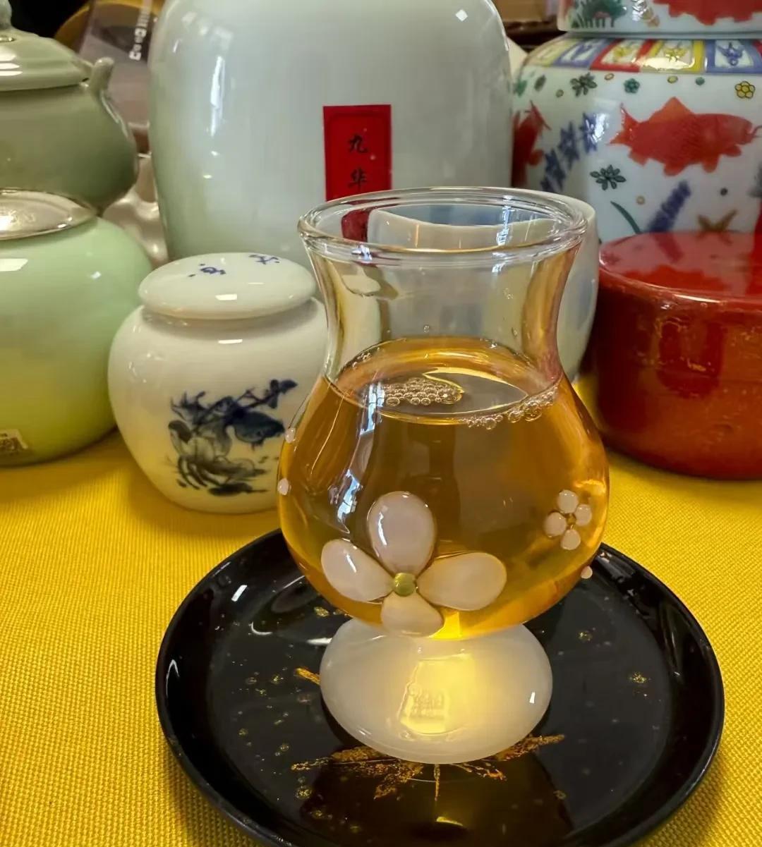体制内的领导干部必须要学会抓大放小，提高管理水平，充分调动下属的积极性，如果什么