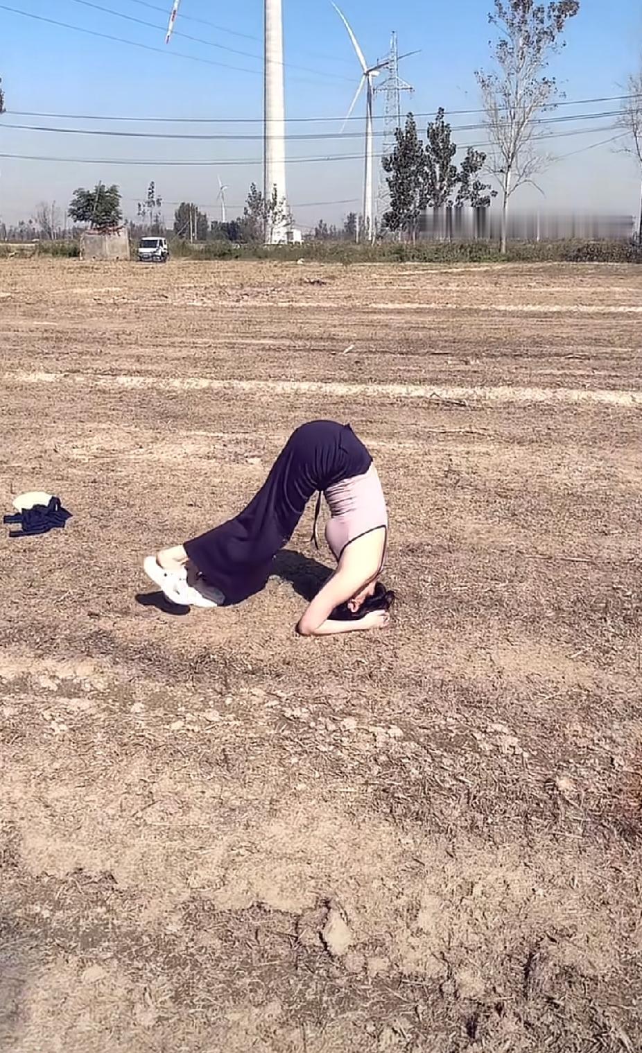 无意间听到婆婆和小姑子的聊天小姑子说：妈，能不能多请两个人种大蒜太辛苦了，明
