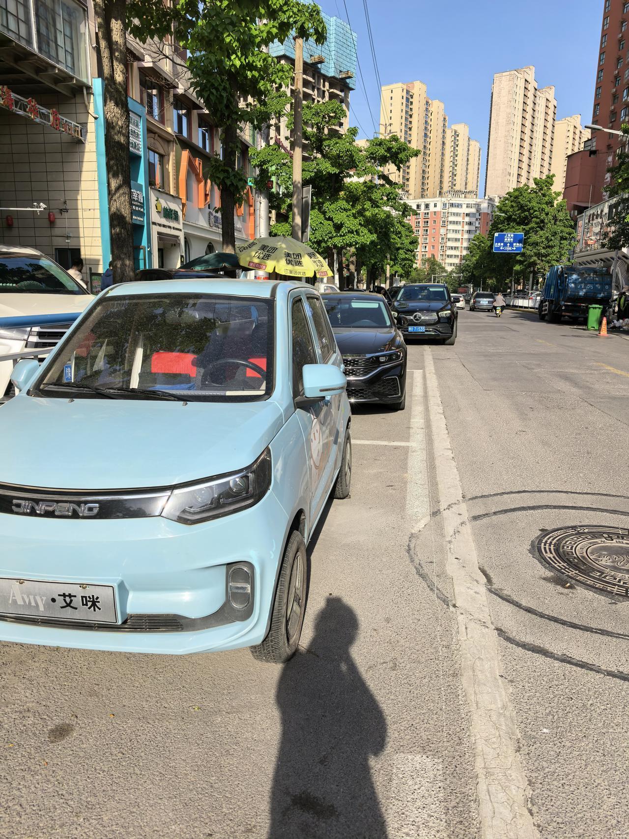 说实在的，很多人要求取缔电动车或是三轮车，我也开车，看到不按规矩逆行，闯红灯的电