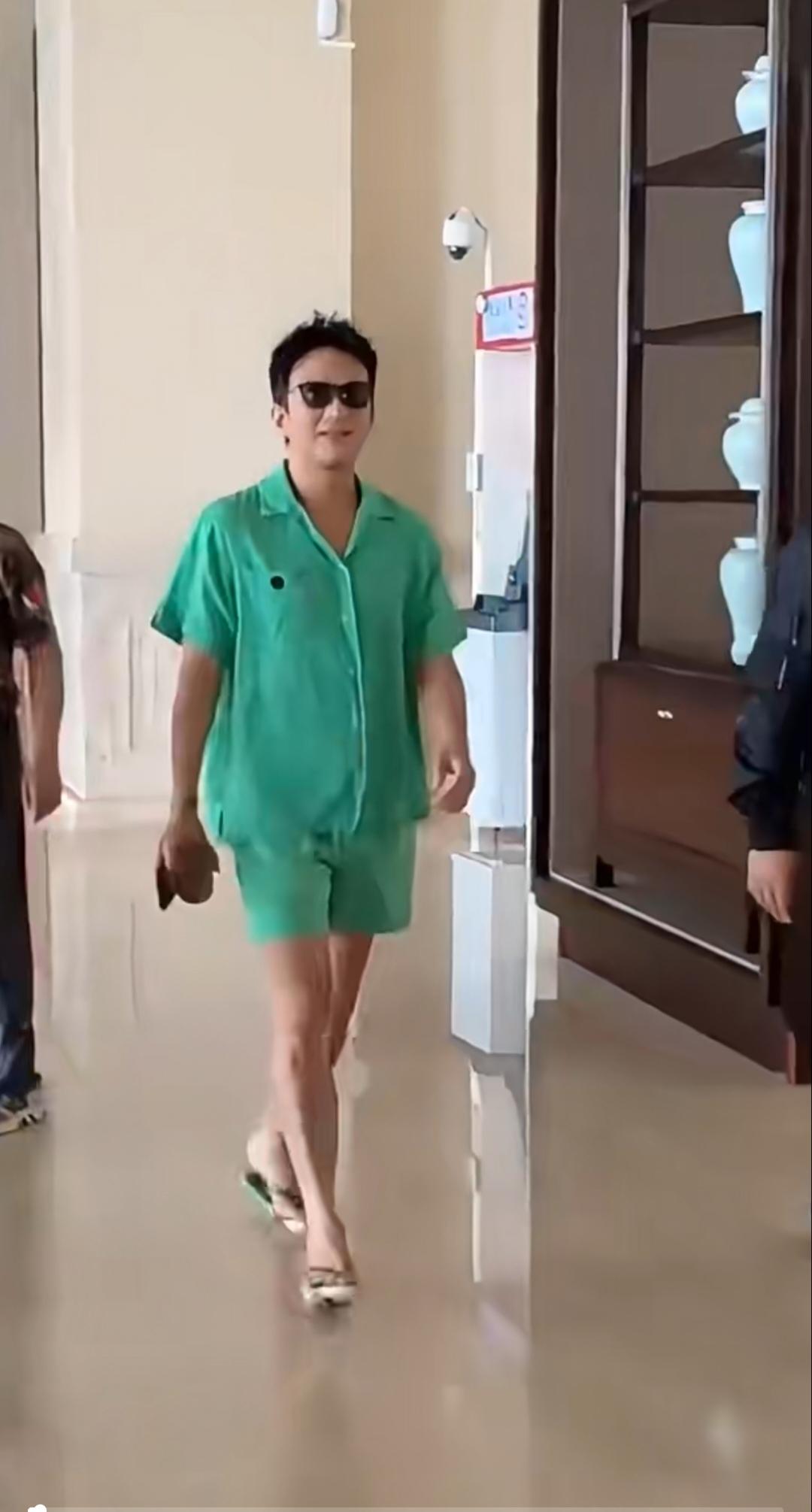 邓超这套亮眼绿睡衣式穿搭+人字拖造型接地气，很符合他的社牛性格！