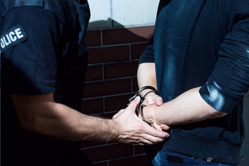 广东清远，18岁女子站在二审法庭上，主动推翻两年前指控被亲生父亲侵犯一案，称自