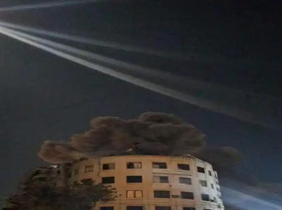 以色列国防军直接给黎巴嫩贝鲁特南郊的“灯塔电视台”大楼来了一次“强制拆迁”。这是