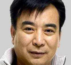 1995年，岳跃利离婚时女儿才3岁，他想再找个女朋友，但看到女儿默默流泪，他便承