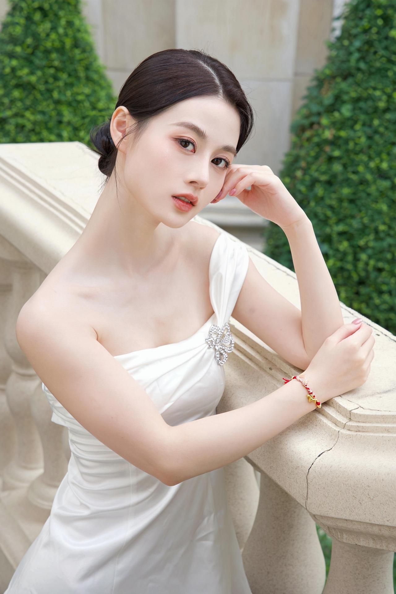 上联：雅姿映景，白裙似雪风华绝下联：美目含情，笑靥如诗韵味长对联对对联飞花
