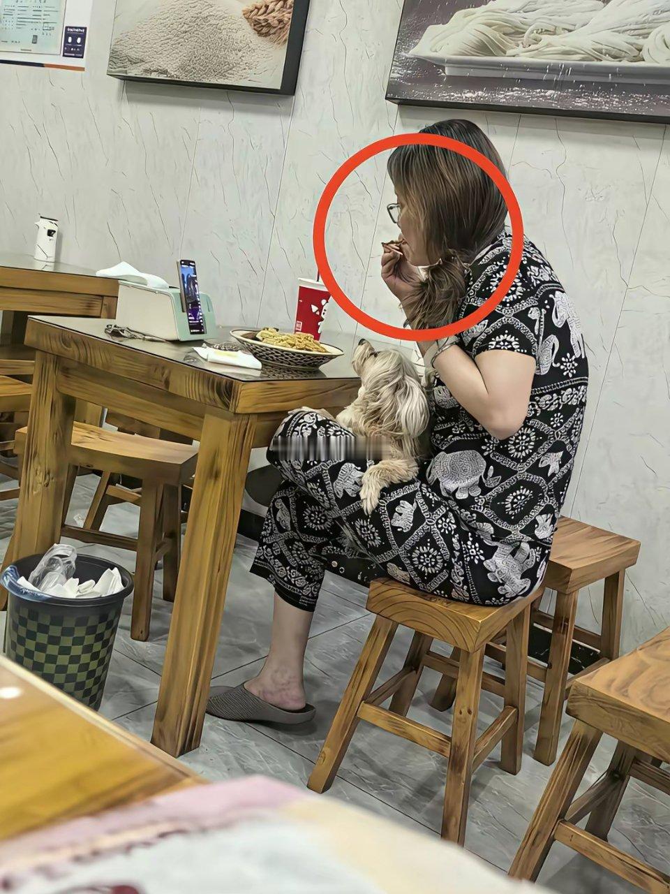 真是长见识了，餐馆看到一个女的从自己的碗里夹起一块排骨把上面的肉吃完后，直接用筷
