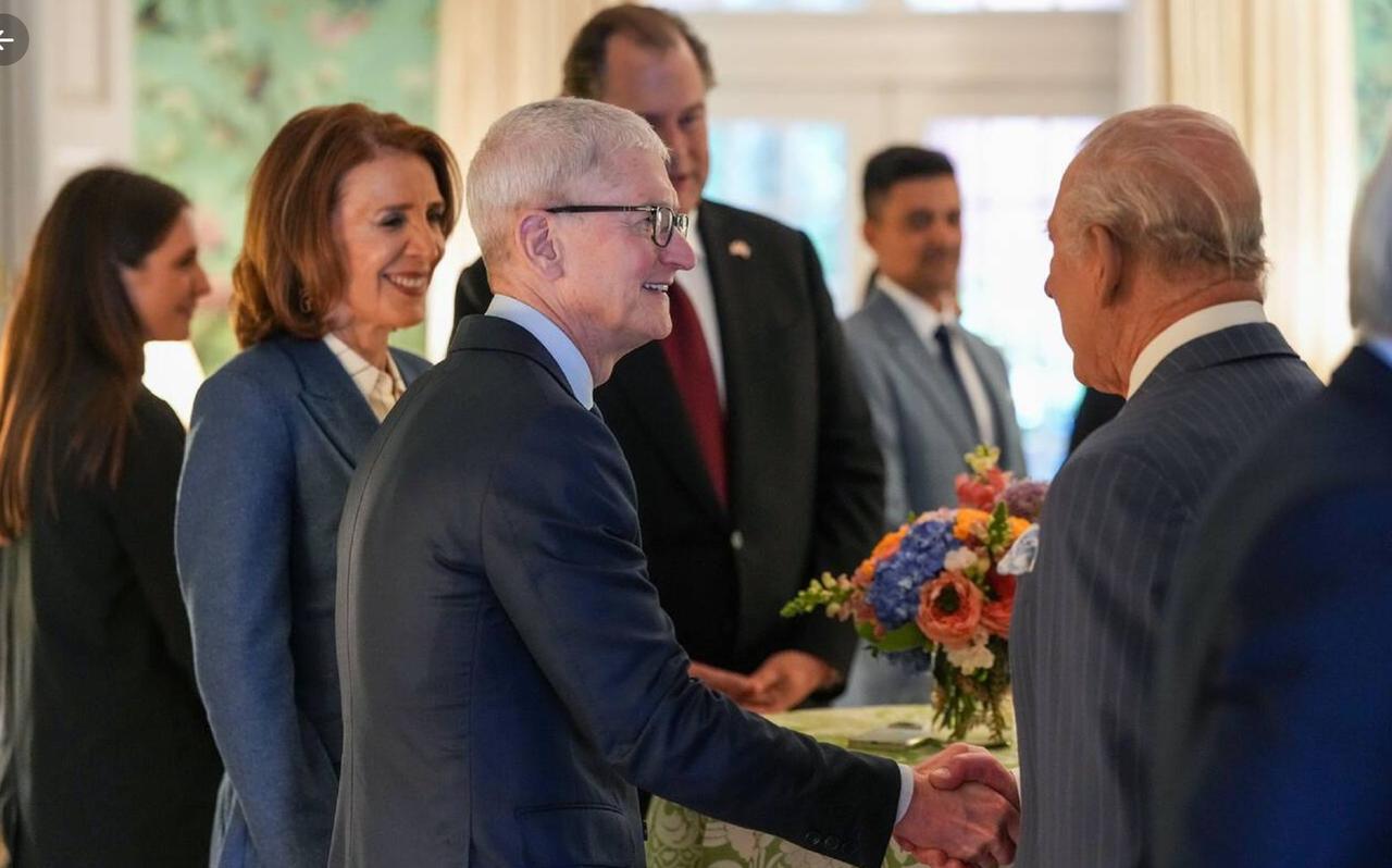 查尔斯与库克握手照传递出尊重与诚意！2026年4月28日，查尔斯三世在布莱尔宫参