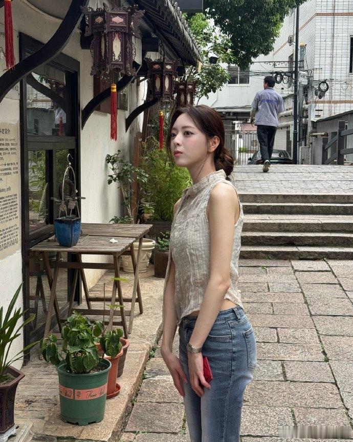 申有娜自带出片buff当大家执着寻找浪漫取景点位，申有娜身处充满人间烟火的场地从