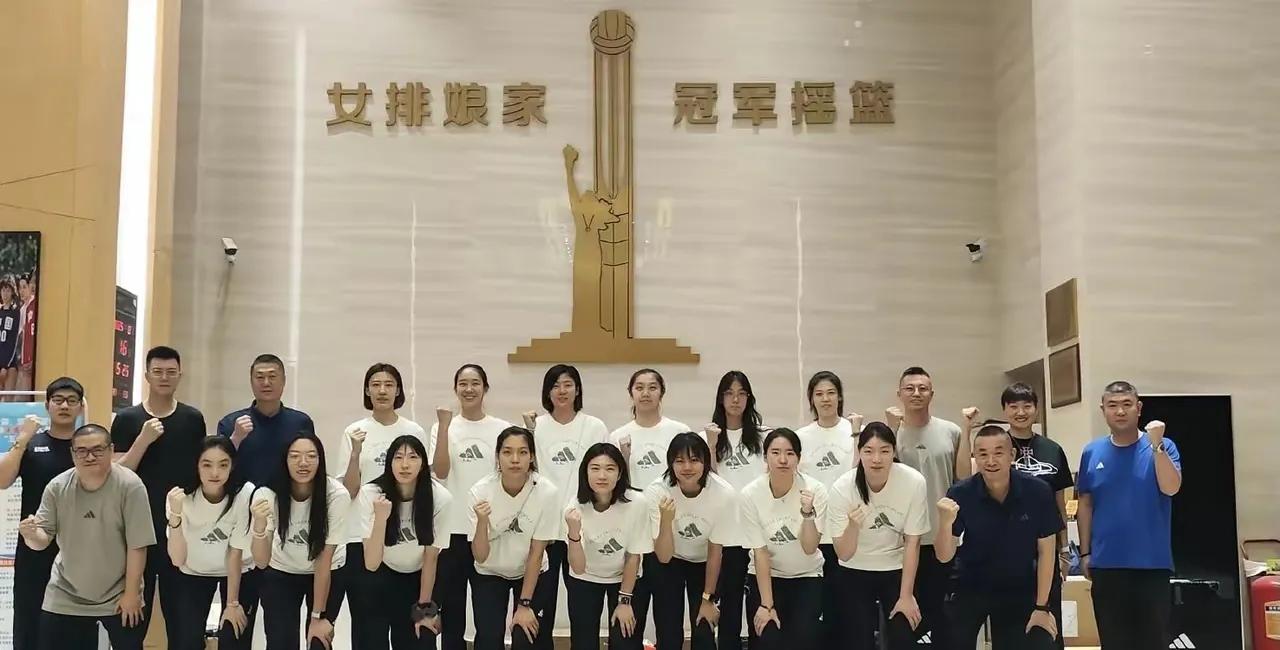 中国女排其实有两个左撇子，一个是李盈莹。在中国女排国家队，李盈莹是左撇子，大家