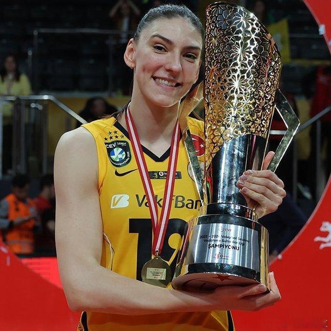 国际排坛动态博斯科维奇瓦基弗银行助理教练弗拉基米尔·卡普里斯谈及博斯科维奇夺得土