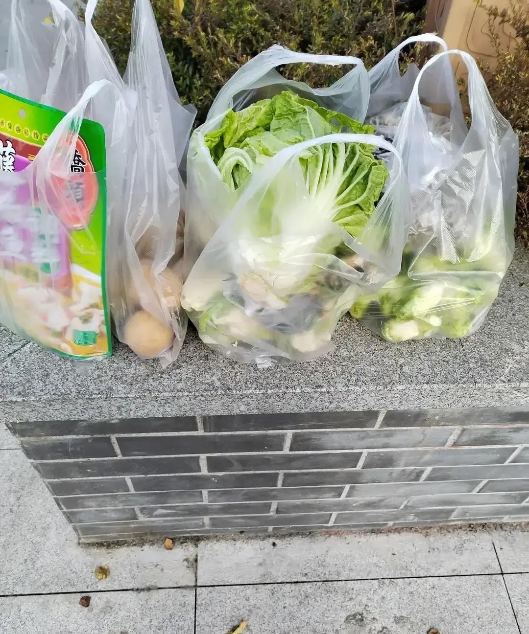 抖音博主“作者”发视频吐槽自己一年365天买菜做饭接送娃打扫卫生全包，老公下班就