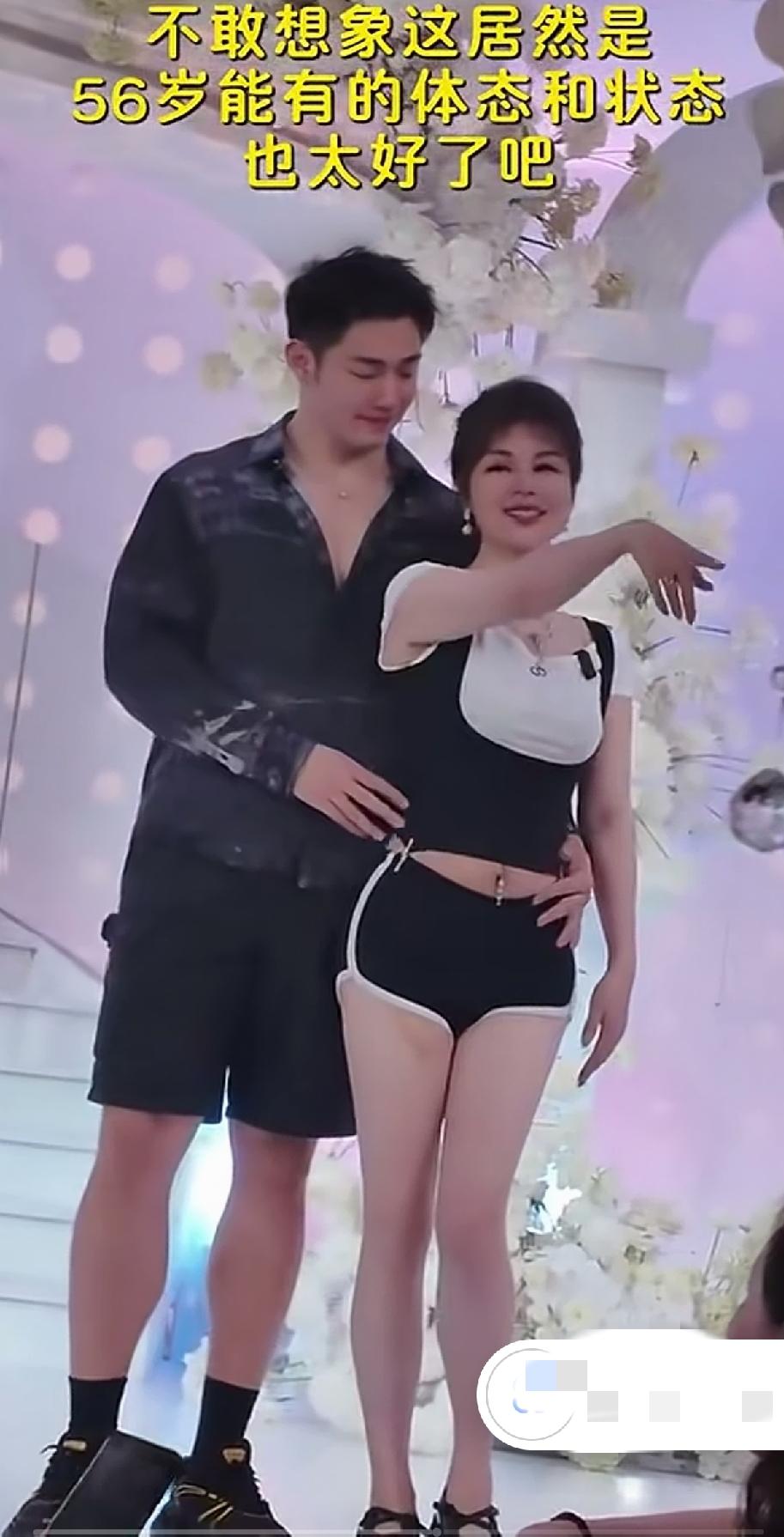 56岁的虞美人不光脸蛋保养的好，连身材都还像小姑娘一样，比她小了26岁的男友跟她