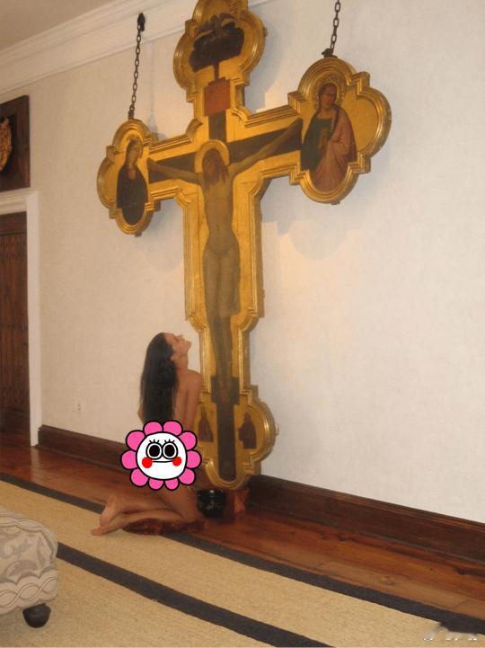 爱波斯坦岛上房间的装饰雕塑，有谁知道这个代表什么意思吗？