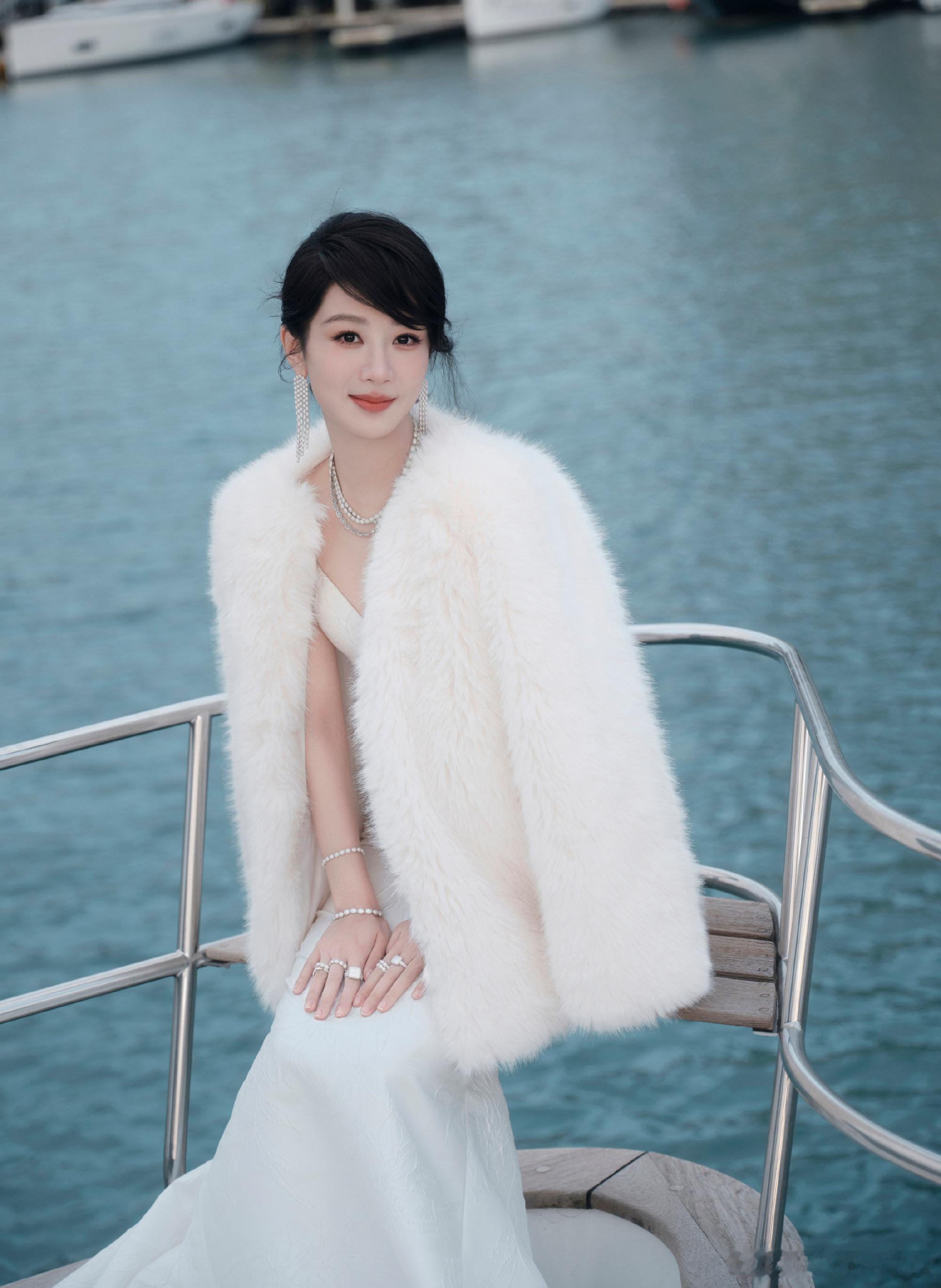 杨紫玉兰花开，果然是即将饰演大企业家董竹君的人，今晚的杨紫看起来除了纯洁无暇，