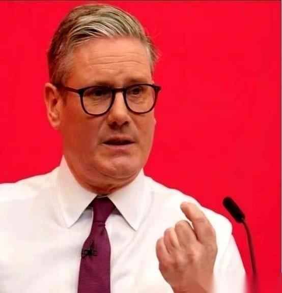 全世界都以为英国人要跟咱死磕到底。结果人家新首相一上台，当着所有人的面，直接把