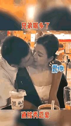 这也太会亲了吧？路边、地铁里都能整出这种“名场面”，真是看一眼都让人忍不住笑出