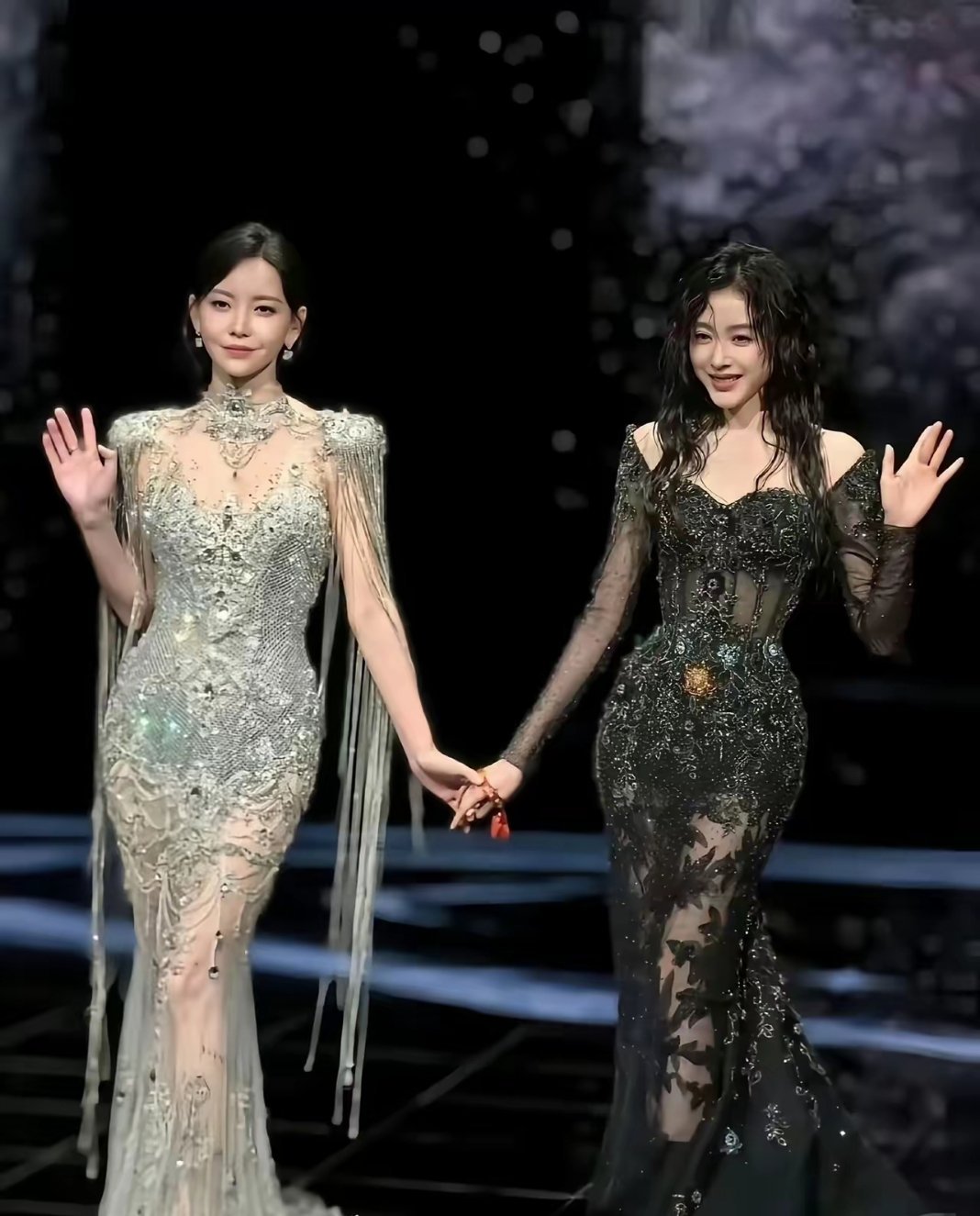 于文文和张天爱同框，教科书级沙漏身材，细腰蜜桃臀，又飒又美杀疯了！