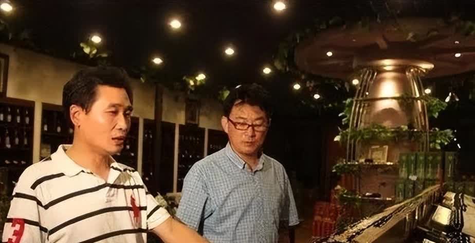 1987年，徐州一男子借给落魄小伙1000元，25年后小伙回徐州找男子报恩，当场