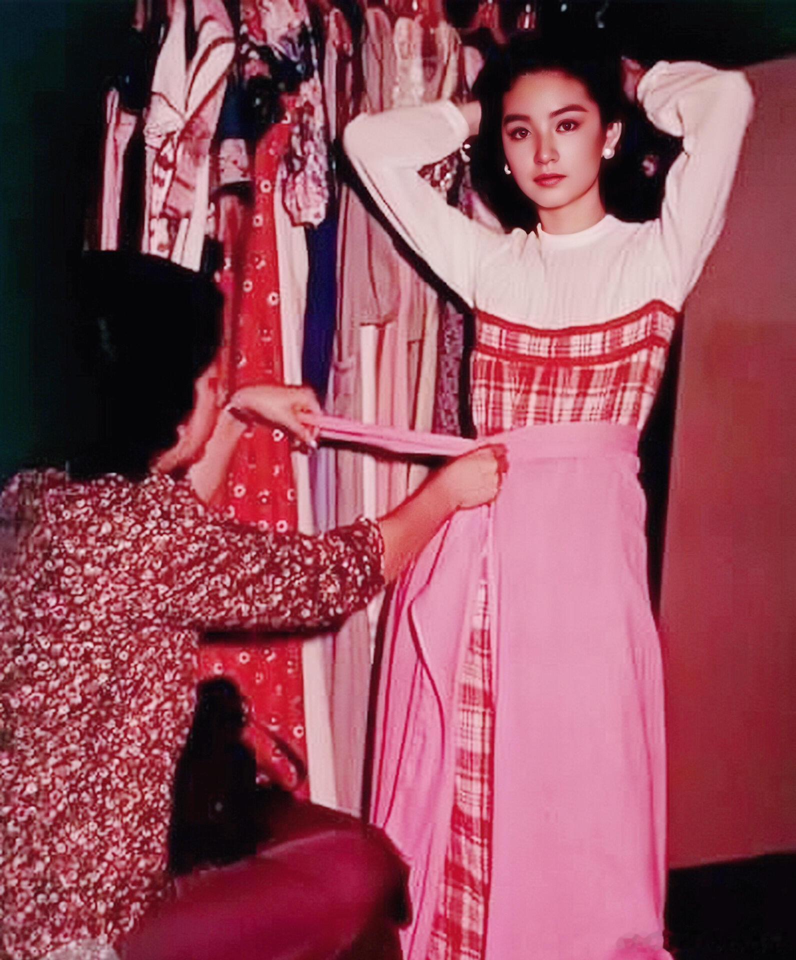 林青霞90年代穿搭现在也依旧时髦，大美人不仅长得美身材也是一等一的。