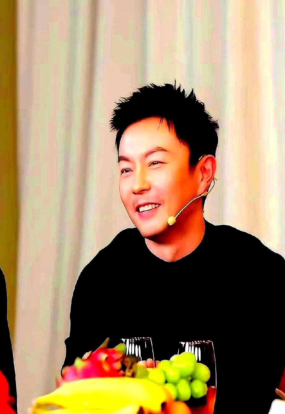 吴京请不动谢苗？李连杰当场追问换做是你，当年的“银幕儿子”，现在敢硬拒吴京