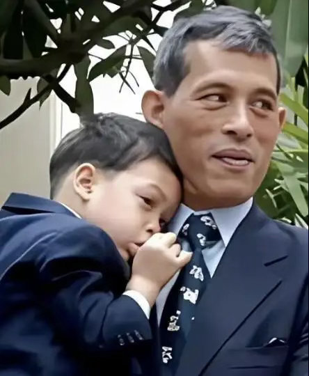 泰王最疼爱的两个孩子就是嫡长公主帕公主，那是他第一个孩子，他第一次做父亲，一个是
