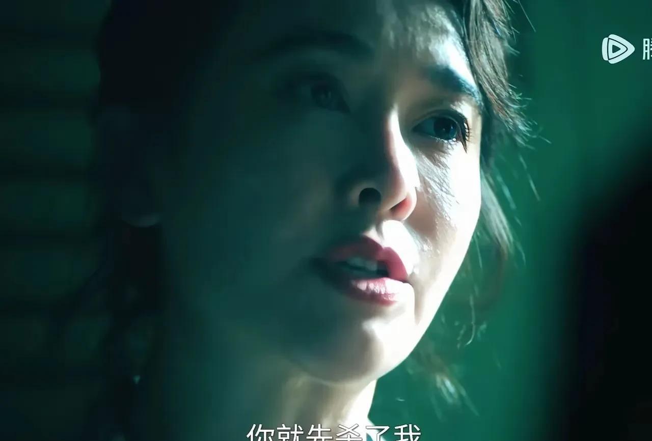 《扫毒风暴》由左小青饰演的王菊花身份之谜终于解开，杨威来到王菊花的洗头店，金牌女