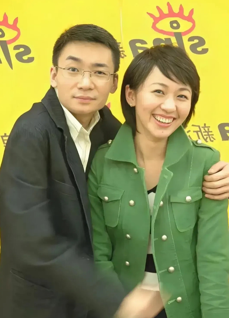 央视前主持人欧阳夏丹与高博曾是观众熟知的“高夏组合”，搭档主持时默契十足。照片中