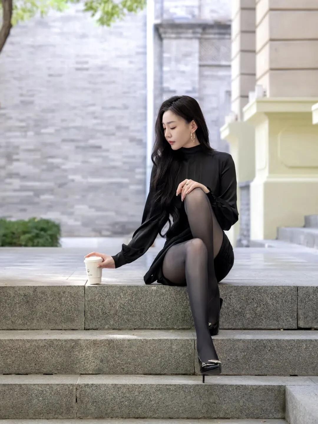 怎样穿搭能显示出温柔的女生气质?看过哪些惊艳时光的美女？美女的美丽瞬间分享