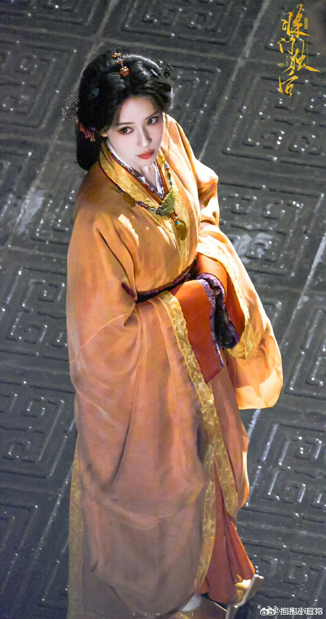 刁钻角度下的孟子义刁钻角度也难掩孟子义的光芒！她回头时，眼中似有岁月沉淀的痕迹