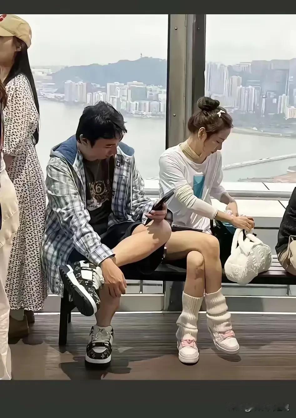 有人说王思聪是一个很聪明的二代，整天过着悠闲的生活，似乎他只有两个爱好：一是手机