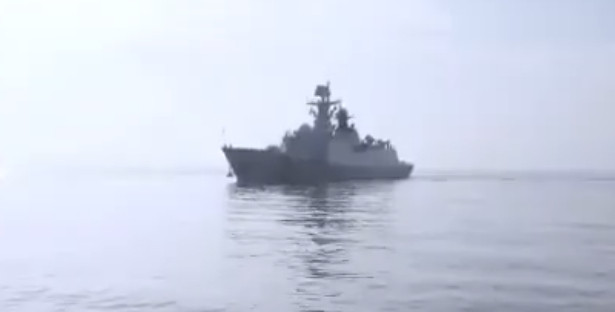 中东谈判关键时刻！054A舰驶入卡拉奇港，美：真正的对手来了！3月25日，一艘0